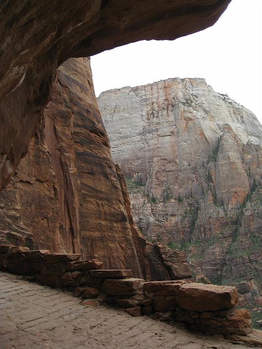 img_1021.jpg - An overhung overlook on the way up to Angels Landing