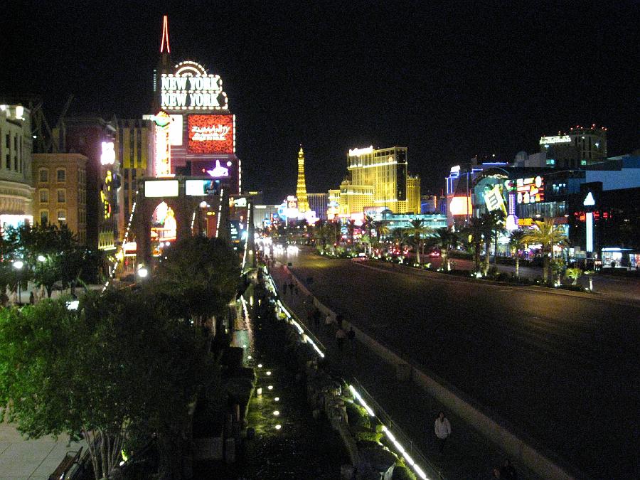 img_1110.jpg - The main drag in Las Vegas - The End!!